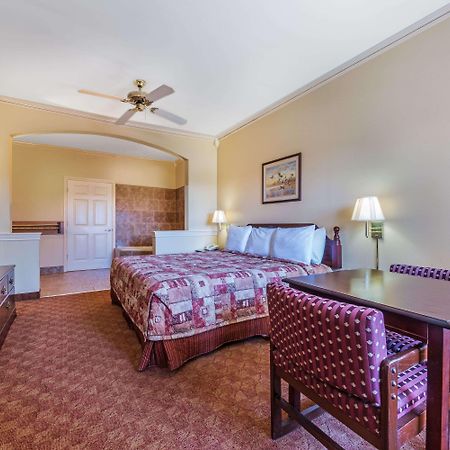 Super 8 By Wyndham Greenville Bagian luar foto