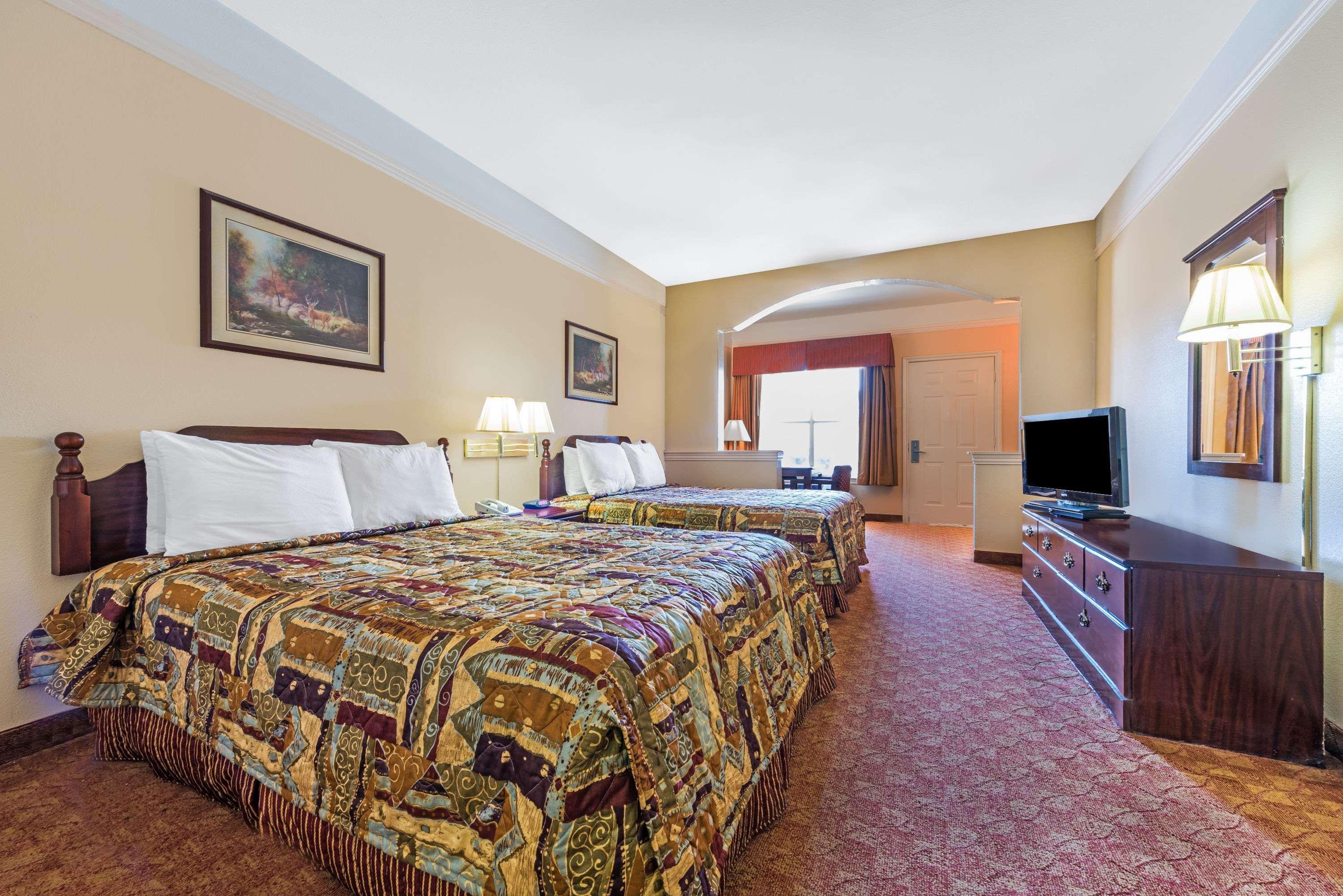 Super 8 By Wyndham Greenville Bagian luar foto