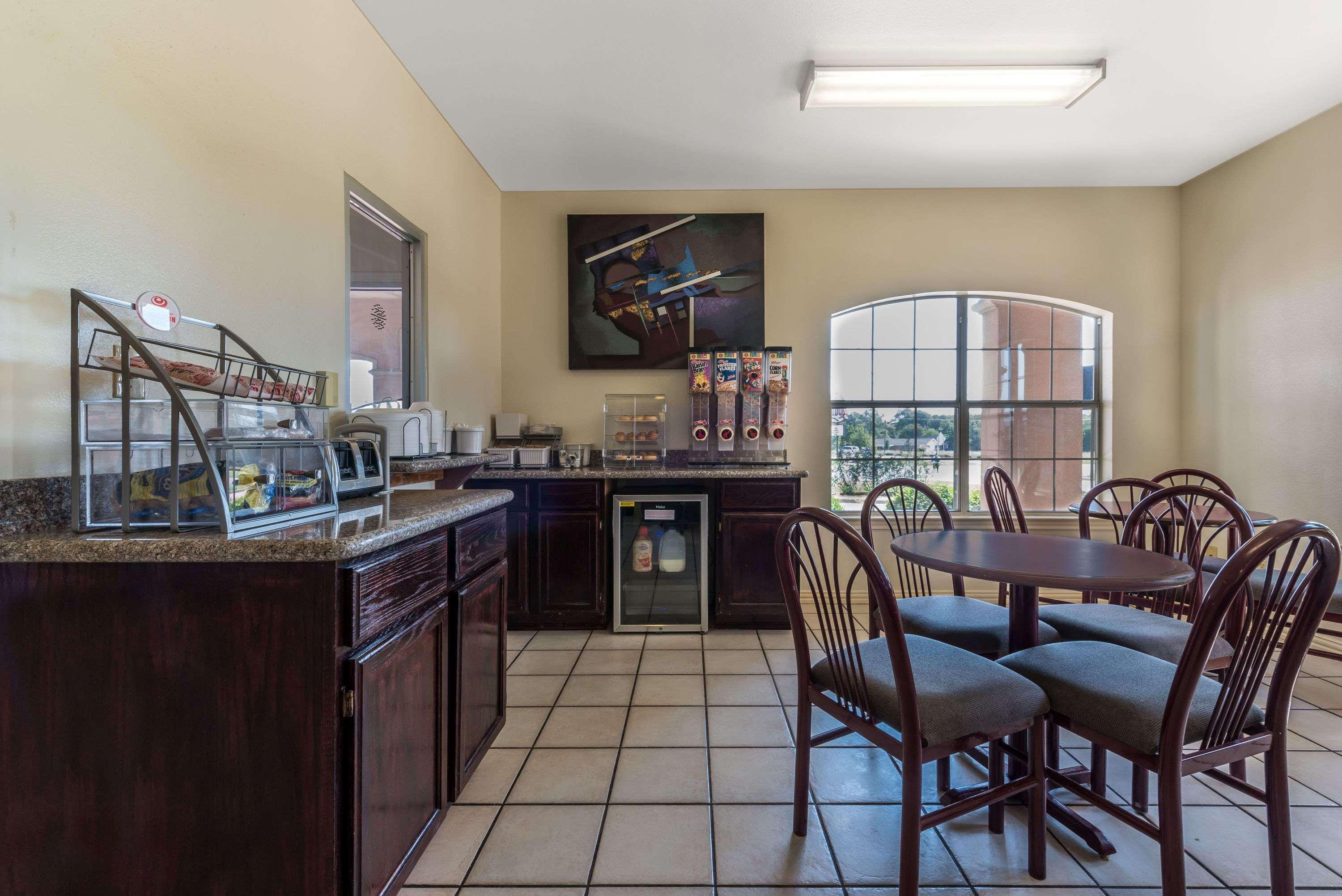 Super 8 By Wyndham Greenville Bagian luar foto