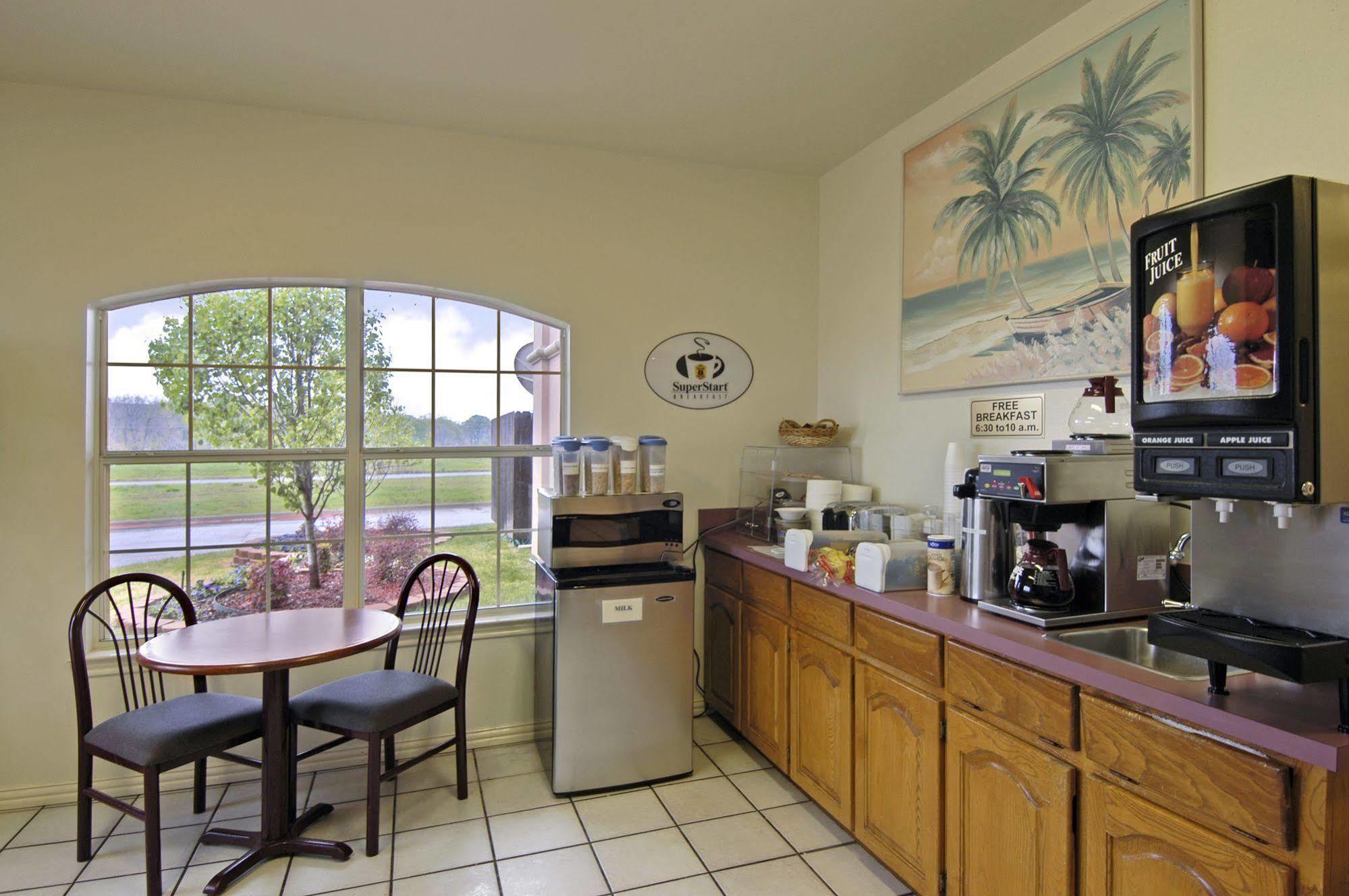 Super 8 By Wyndham Greenville Bagian luar foto